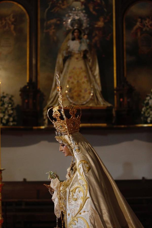 La Virgen de la Paz y Esperanza expuesta en veneración, en imágenes