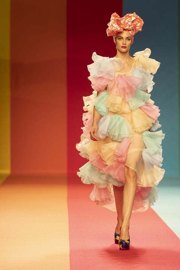 Color y fantasía en el desfile de Ágatha Ruiz de la Prada