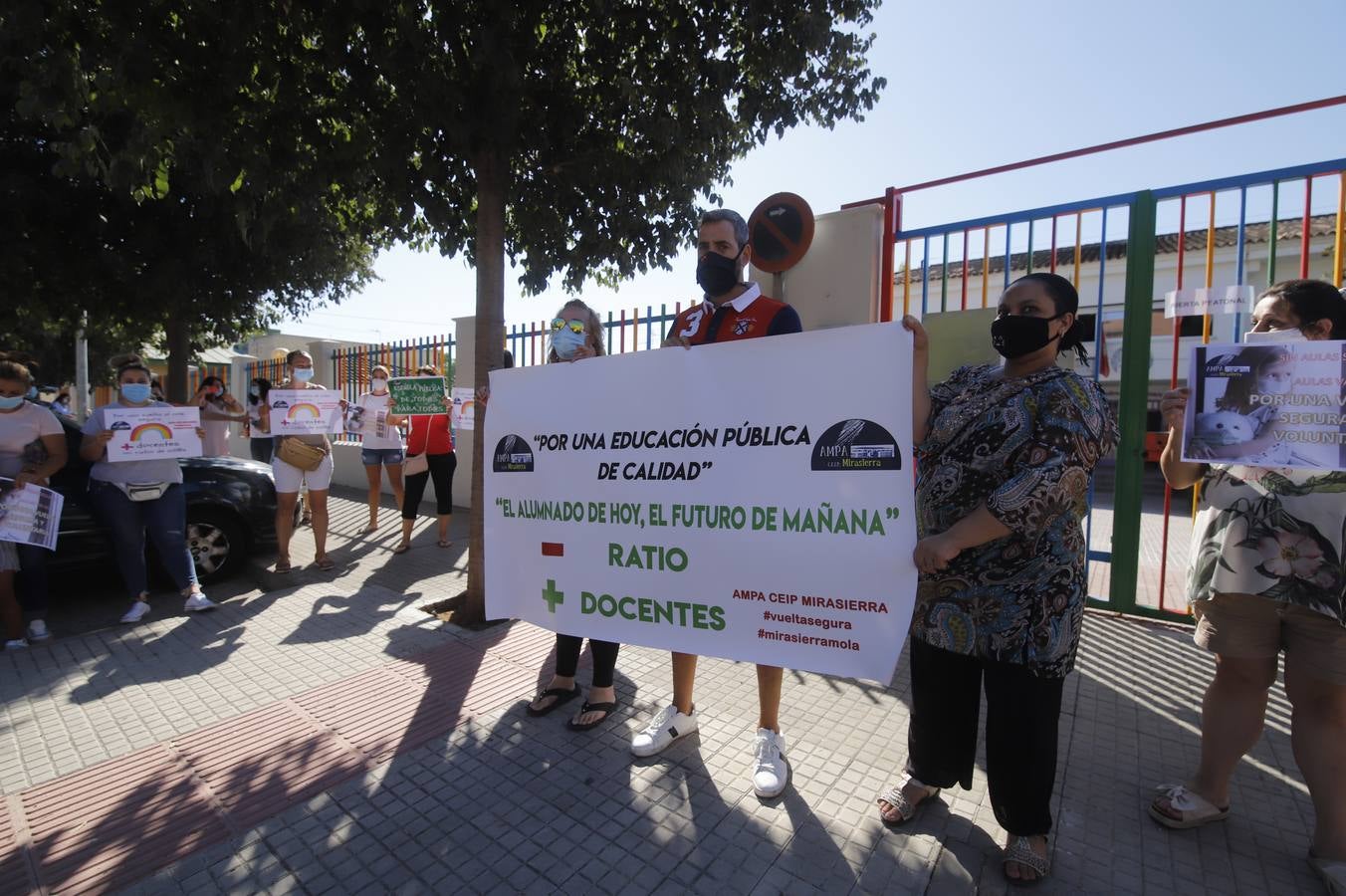 Protesta de padres en algunos colegios de Córdoba en la vuelta al colegio, en imágenes