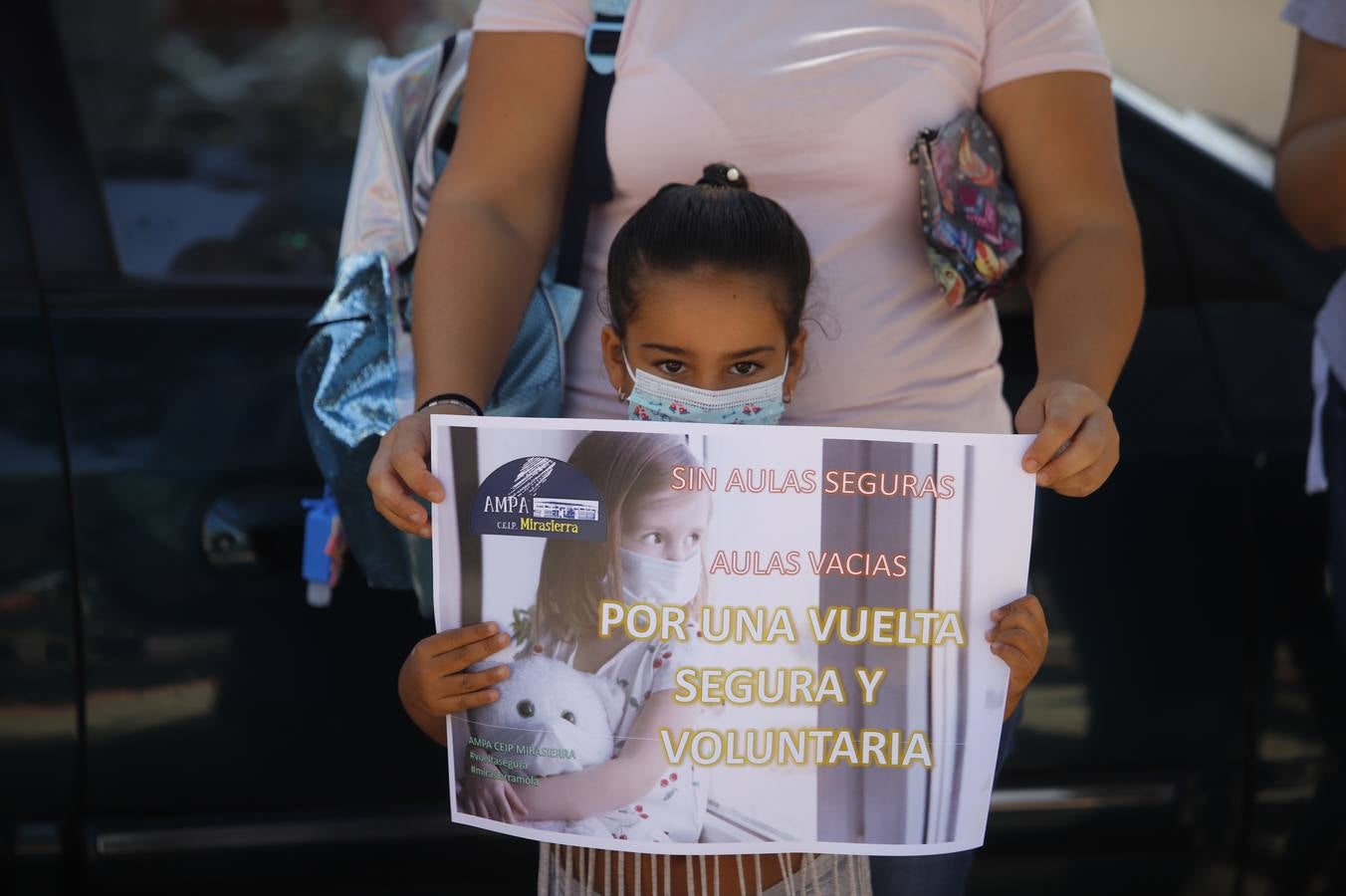 Protesta de padres en algunos colegios de Córdoba en la vuelta al colegio, en imágenes