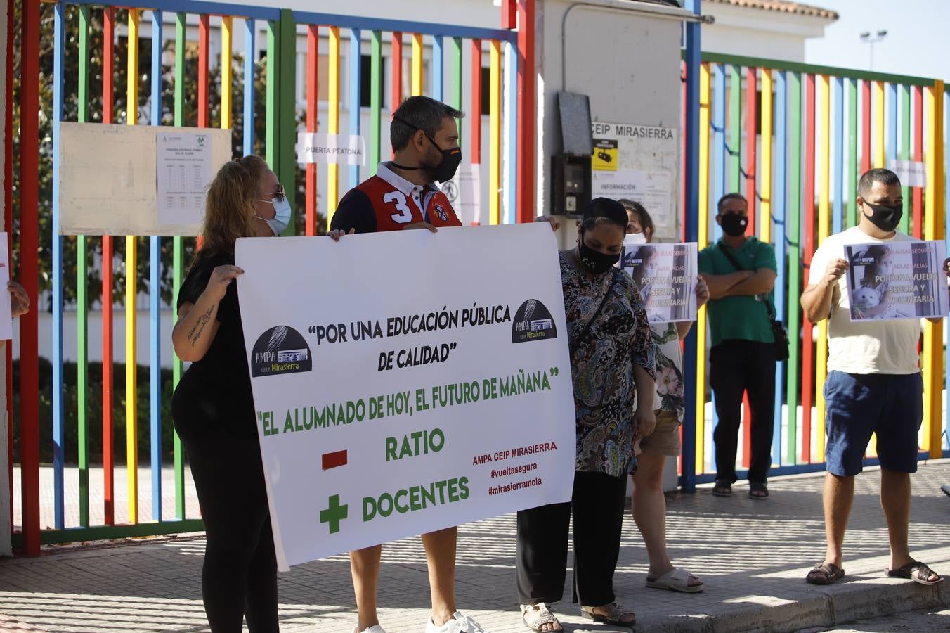 Protesta de padres en algunos colegios de Córdoba en la vuelta al colegio, en imágenes