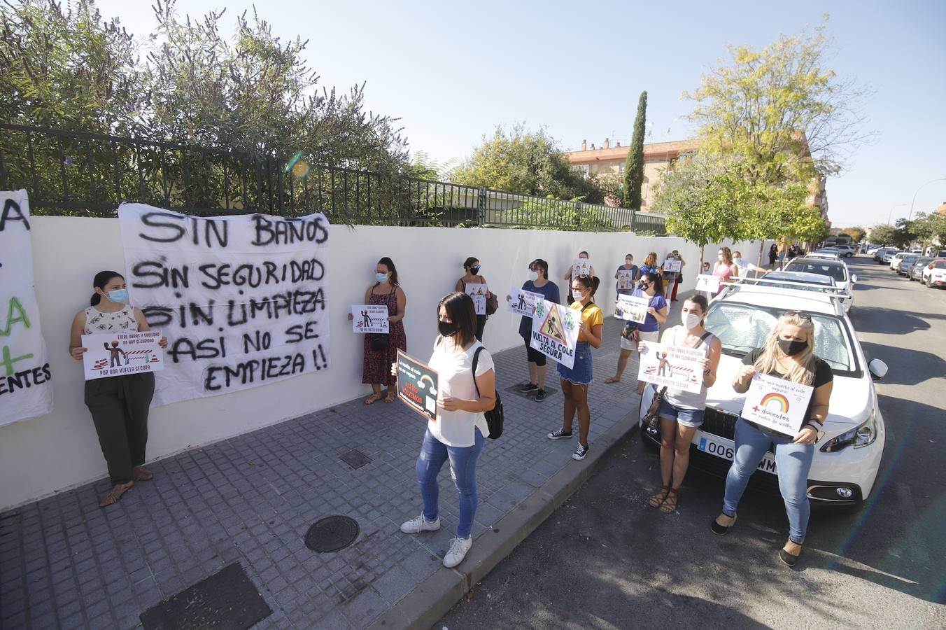 Protesta de padres en algunos colegios de Córdoba en la vuelta al colegio, en imágenes