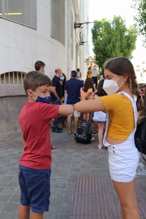 En imágenes, la normalidad y la ilusión se imponen en la vuelta a los colegios de Sevilla