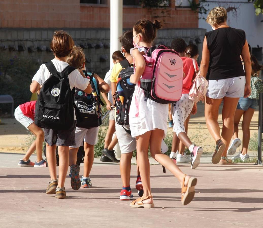 En imágenes, la normalidad y la ilusión se imponen en la vuelta a los colegios de Sevilla