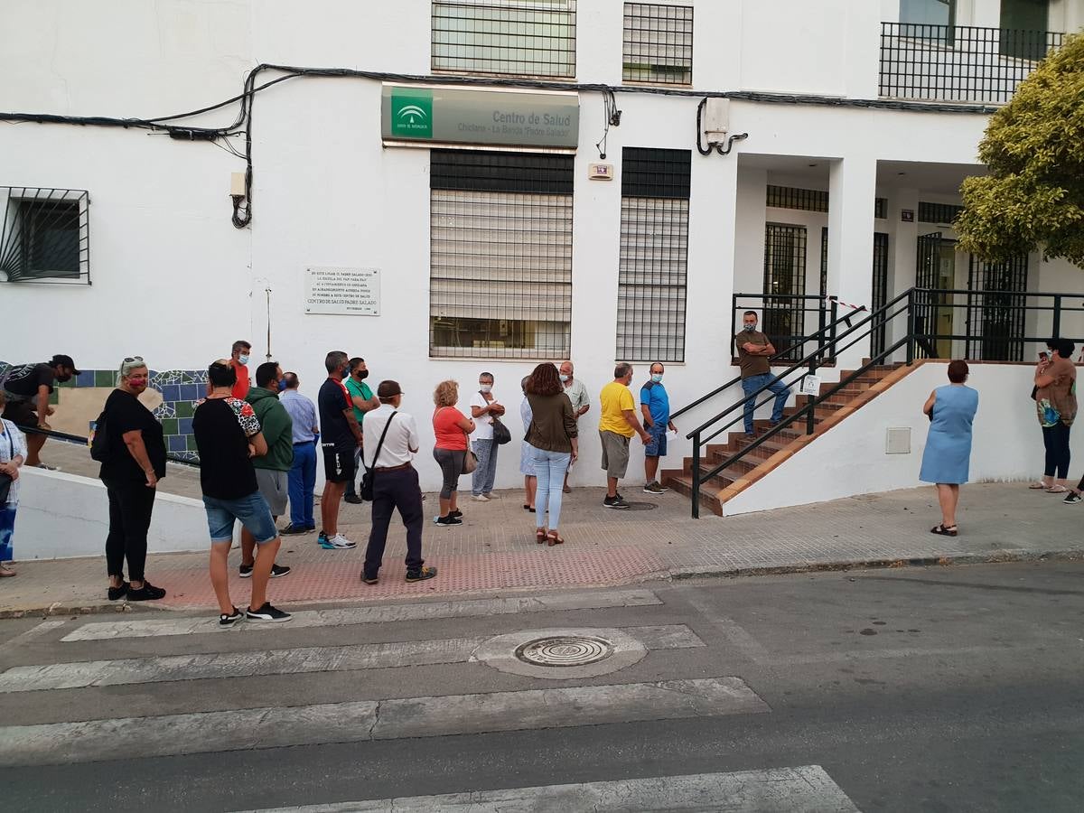 Largas colas en los Centros de Salud de Chiclana, en imágenes