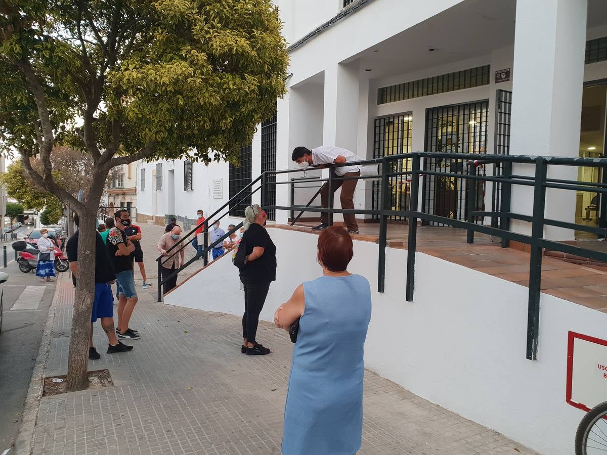 Largas colas en los Centros de Salud de Chiclana, en imágenes