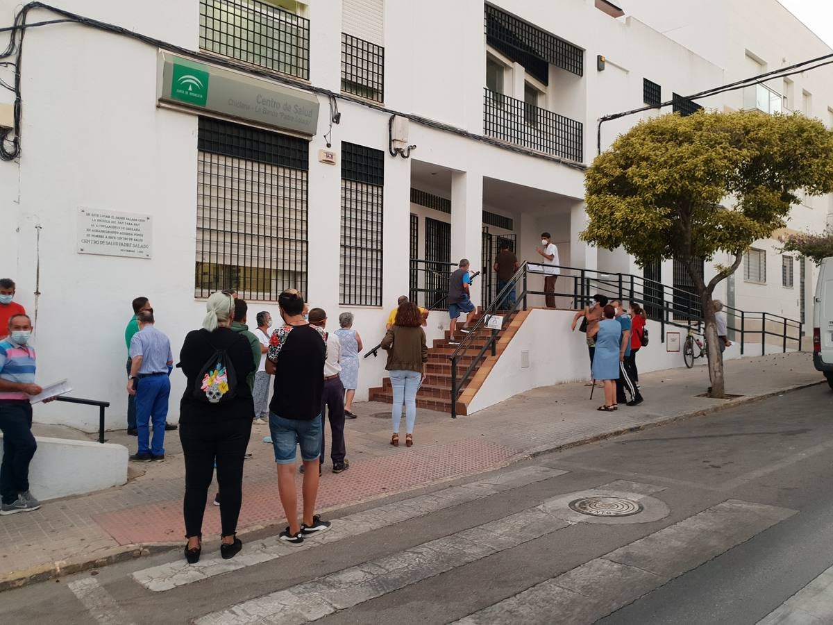 Largas colas en los Centros de Salud de Chiclana, en imágenes