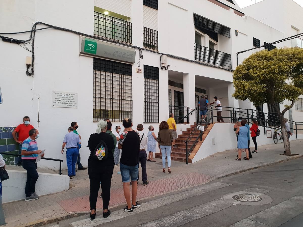 Largas colas en los Centros de Salud de Chiclana, en imágenes