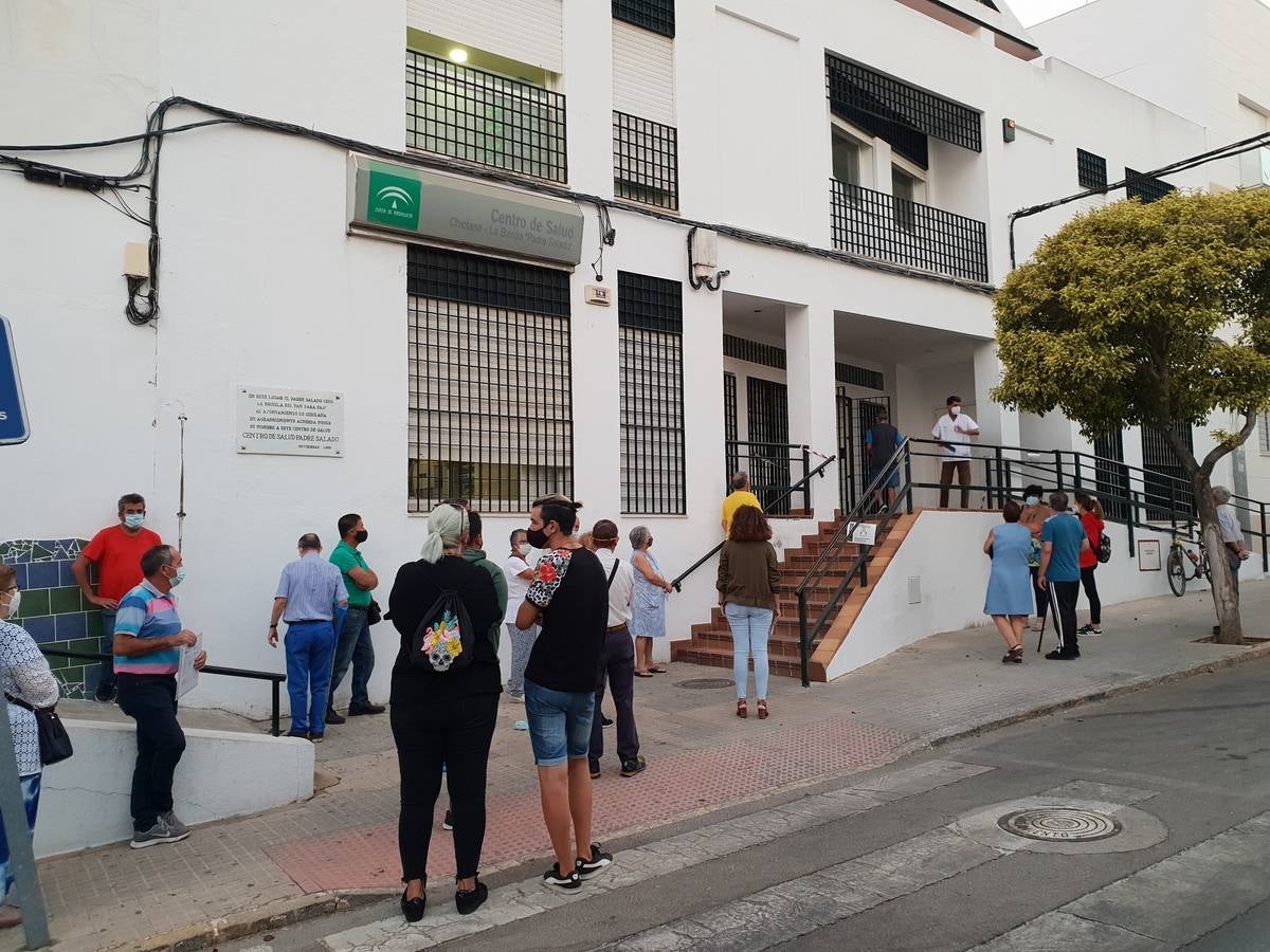 Largas colas en los Centros de Salud de Chiclana, en imágenes