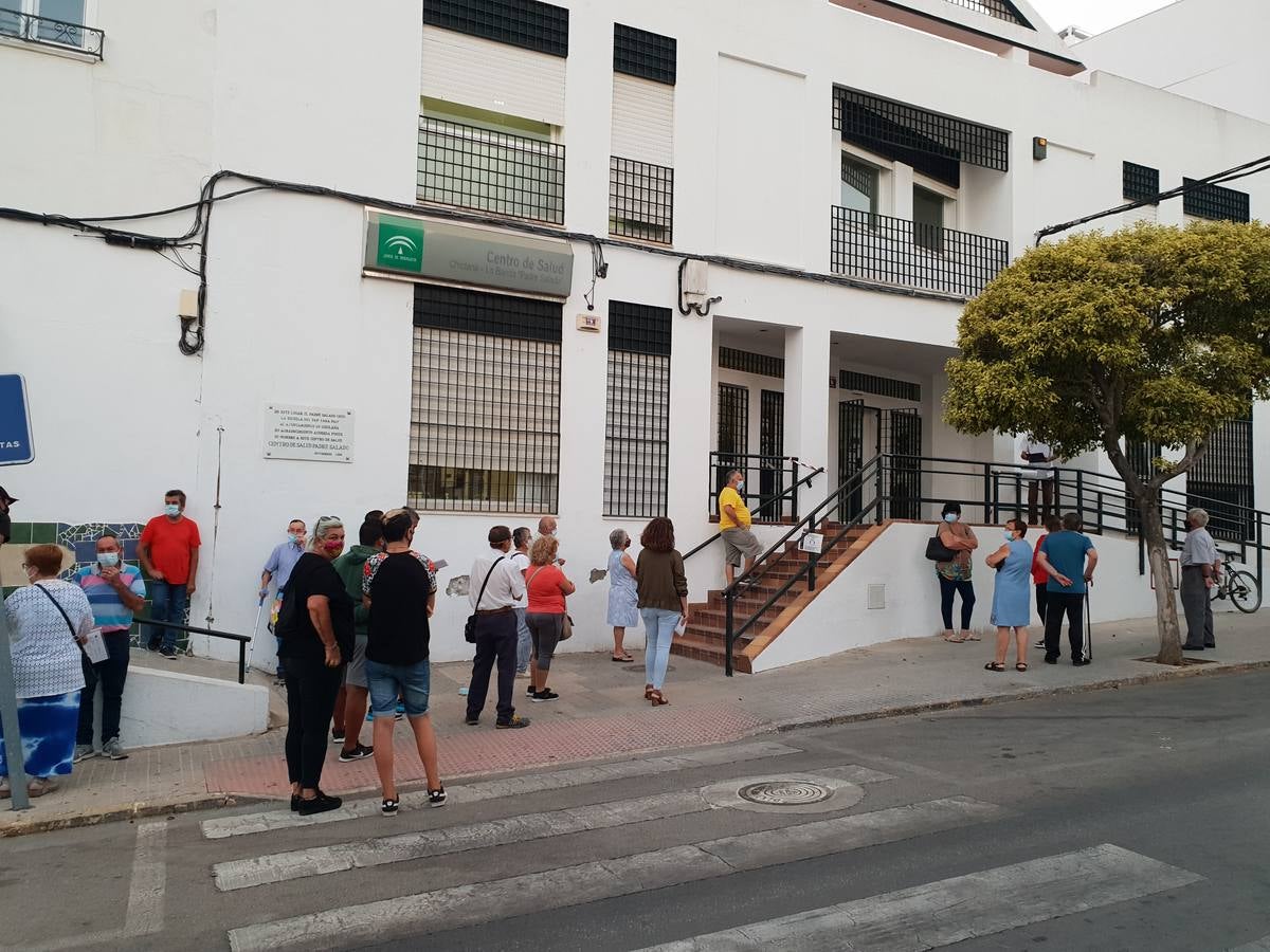 Largas colas en los Centros de Salud de Chiclana, en imágenes