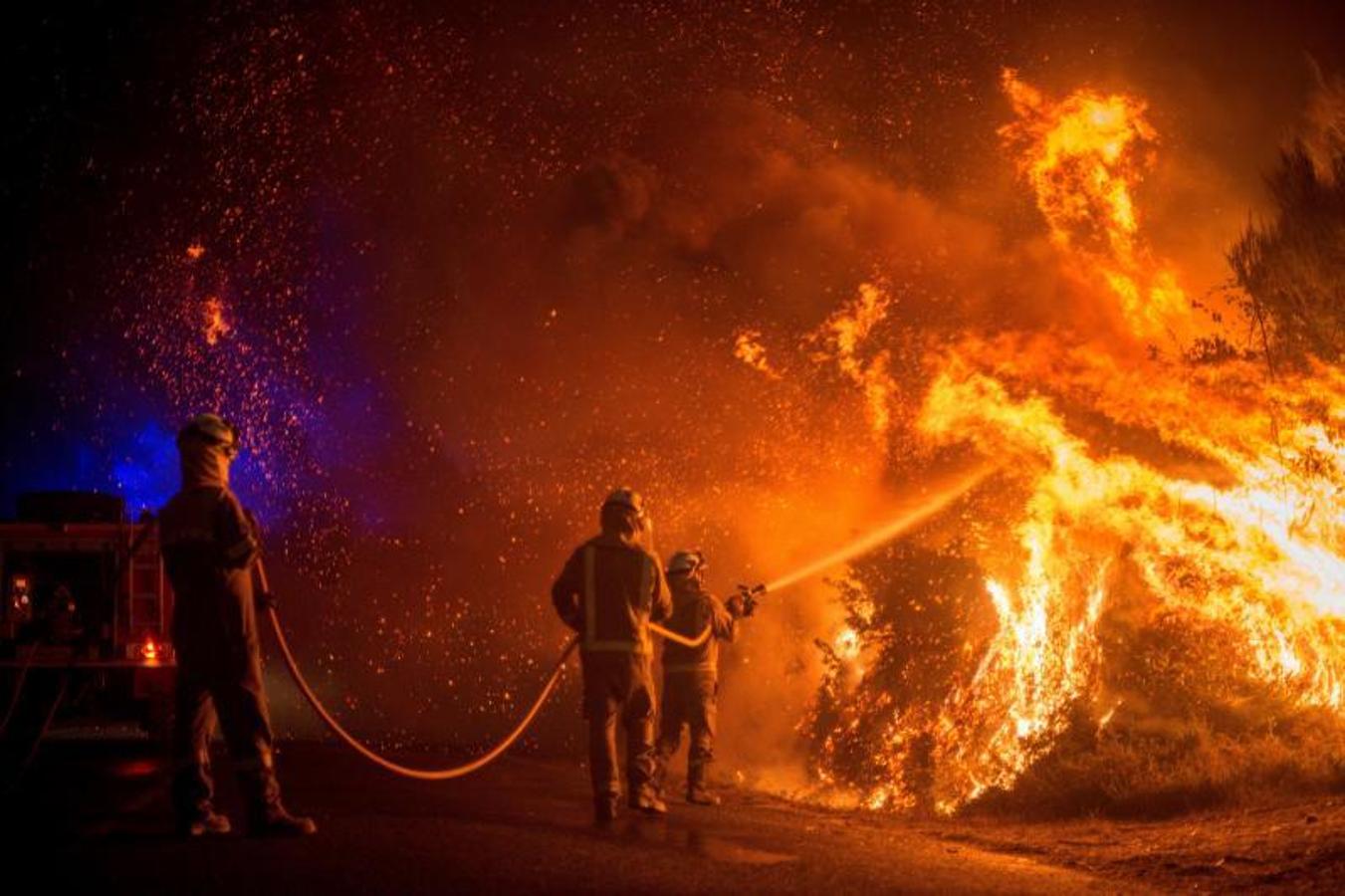 Los efectivos luchan sin descanso. Los diferentes efectivos desplegados se enfrentan por tierra y aire al fuego en Cualedro