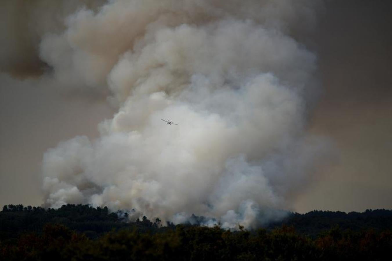 Extinción de todas las maneras posibles. Medios aéreos trabajando en el incendio de Rairiz de Veiga