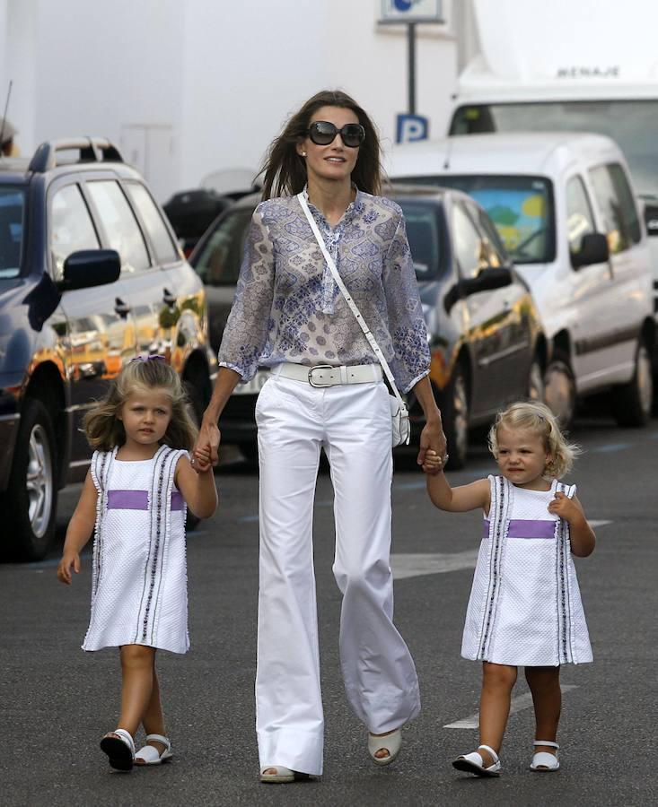 Su primogénita, Leonor, Princesa de Asturias, es la primera en la línea de sucesión al trono, seguida por su segundogénita, Sofía, Infanta de España. 