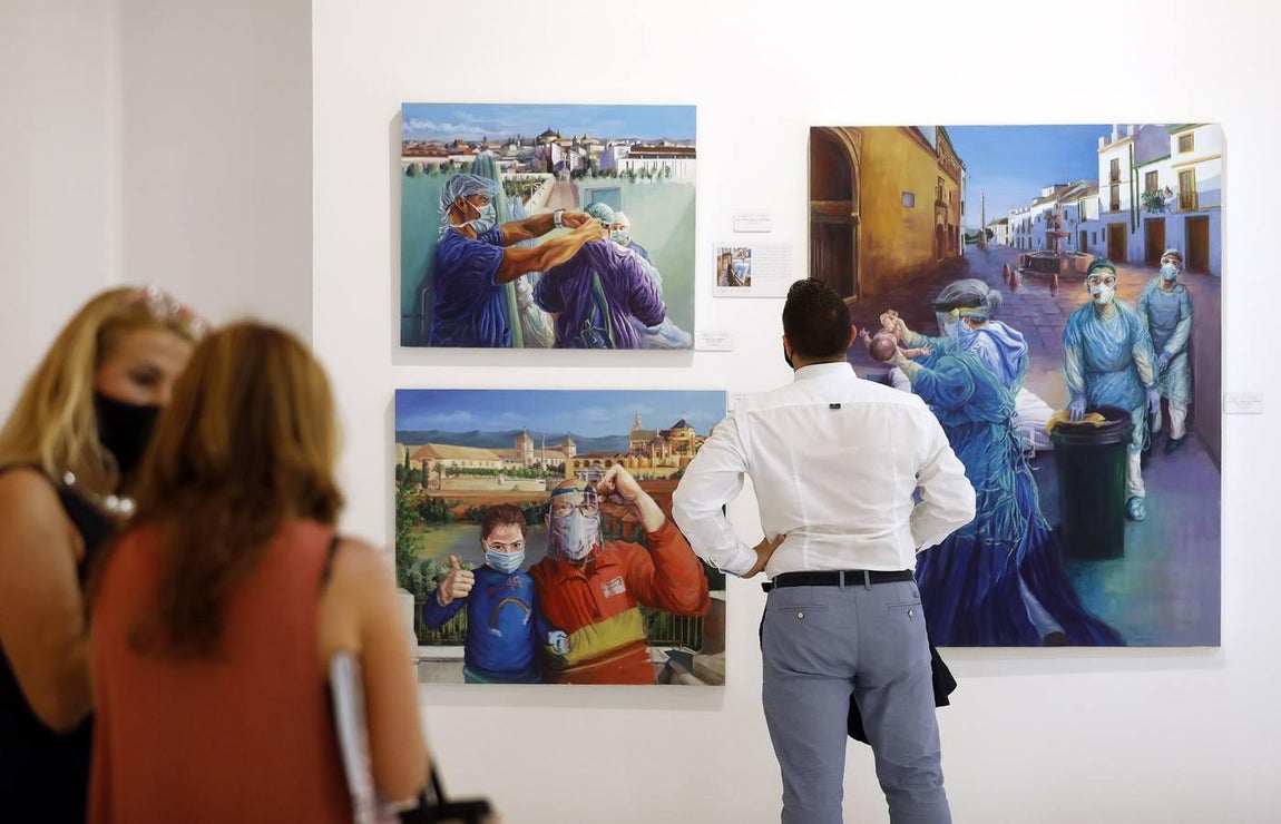 La exposición «Héroes con bata», de homenaje a los sanitarios en Córdoba, en imágenes