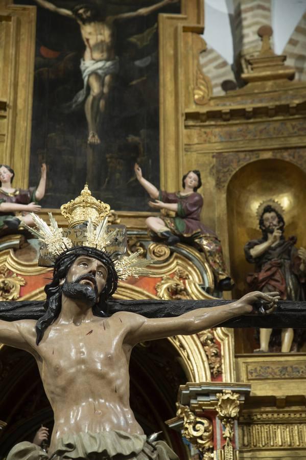 Los titulares de la Exaltación, en el altar mayor de Santa Catalina