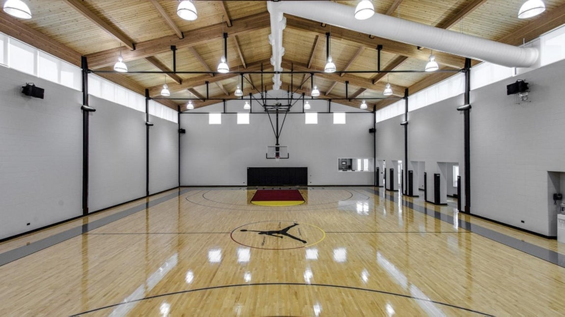 Michael Jordan y su mansión de Chicago. Puesta en el mercado en 2012, la mansión de Michael Jordan, situada en Chicago, se ha ido devaluando a lo largo de los años pasando de costar 29 a 15 millones de dólares. No es que le falten lujos a esta propiedad, que cuenta con cancha de baloncesto, zona de prácticas de golf, nueve dormitorios y 19 cuartos de baño, es que quizás está tan personalizada que pocos compradores se ven viviendo allí y sintiendo la mansión como propia.