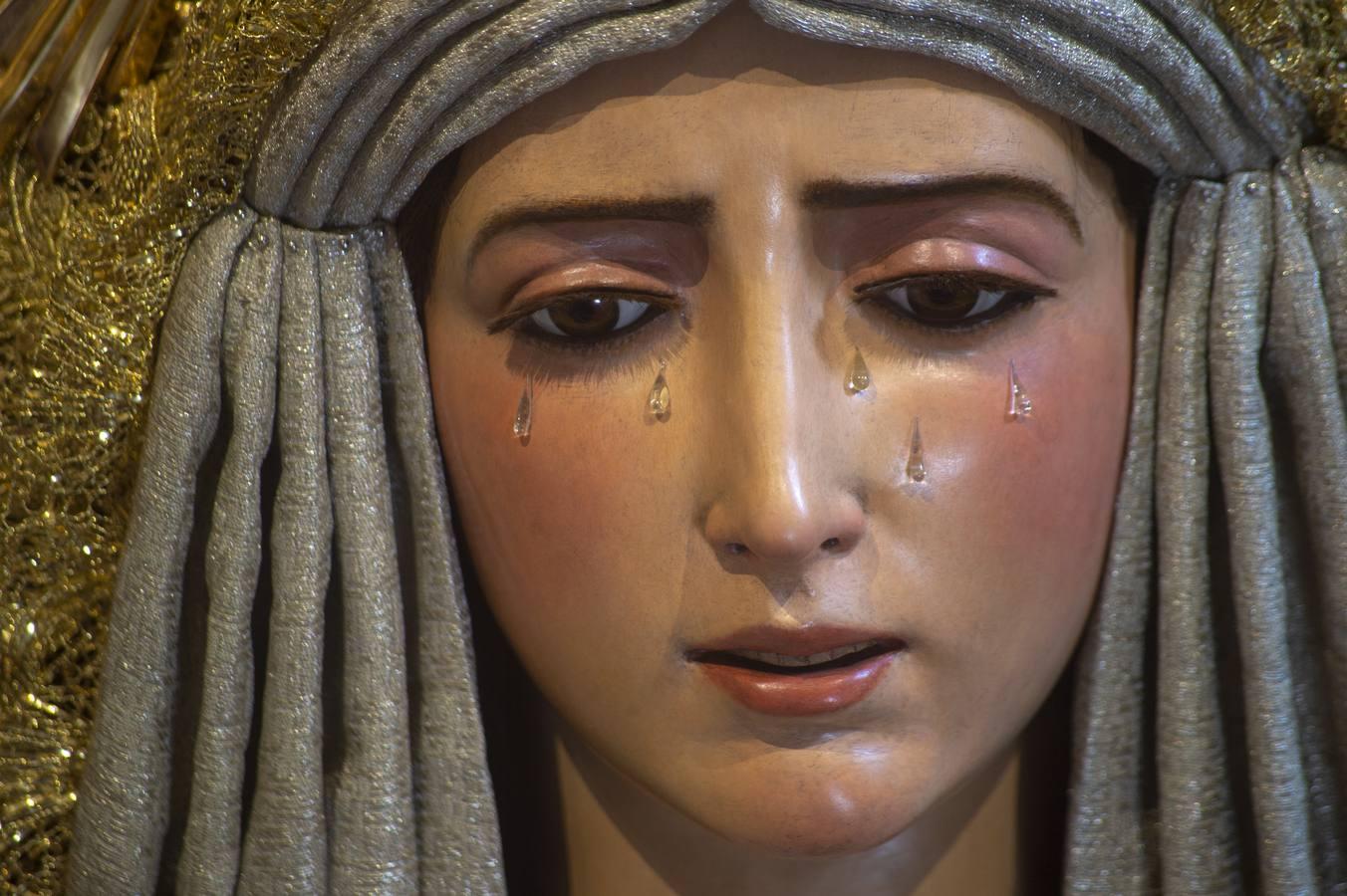 El «besamanos» de la Virgen del Dulce Nombre