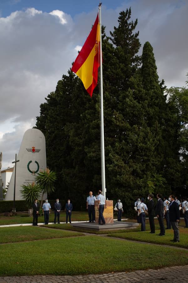 Inauguración de un monumento de un avión Saeta en el acuartelamiento de Tablada