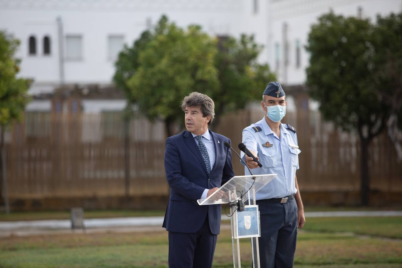 Inauguración de un monumento de un avión Saeta en el acuartelamiento de Tablada