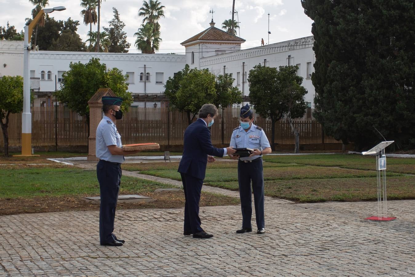 Inauguración de un monumento de un avión Saeta en el acuartelamiento de Tablada