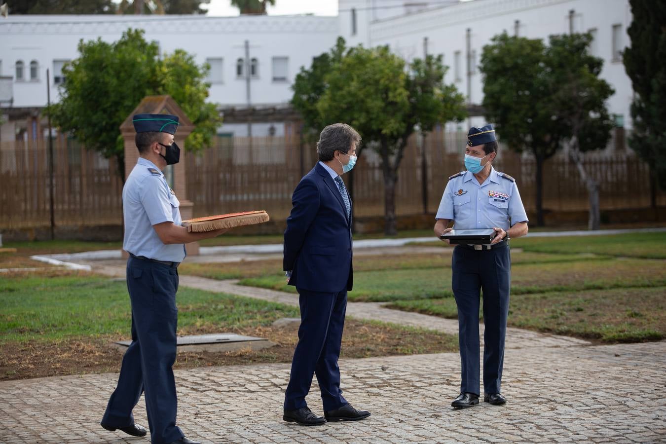 Inauguración de un monumento de un avión Saeta en el acuartelamiento de Tablada