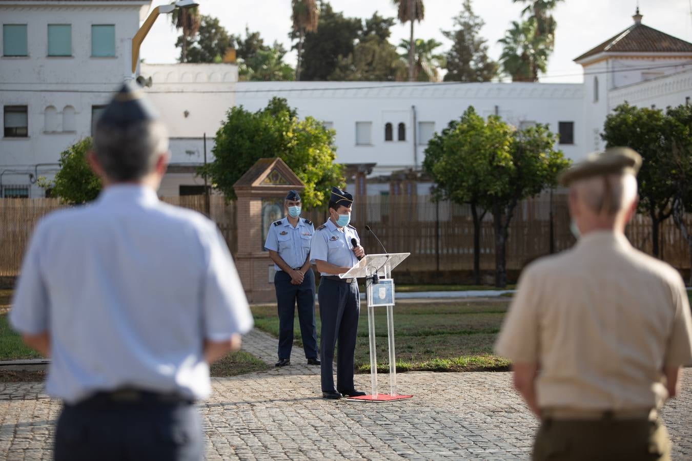 Inauguración de un monumento de un avión Saeta en el acuartelamiento de Tablada