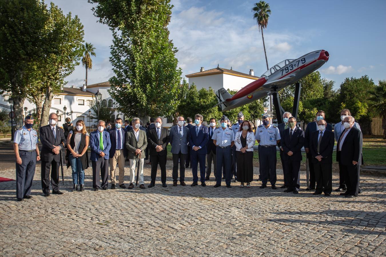 Inauguración de un monumento de un avión Saeta en el acuartelamiento de Tablada