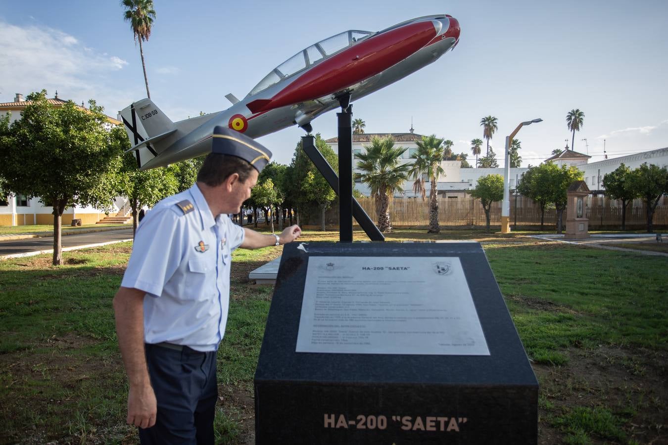 Inauguración de un monumento de un avión Saeta en el acuartelamiento de Tablada