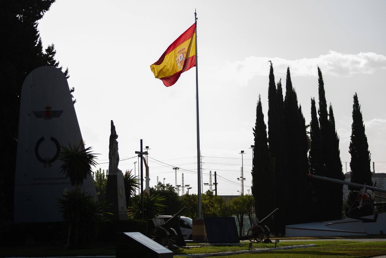 Inauguración de un monumento de un avión Saeta en el acuartelamiento de Tablada