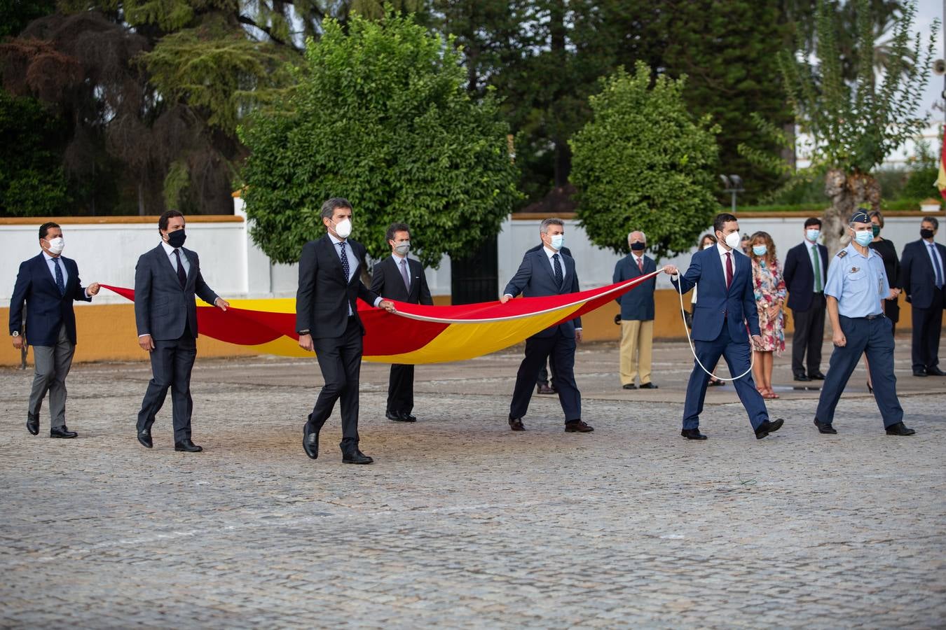 Inauguración de un monumento de un avión Saeta en el acuartelamiento de Tablada