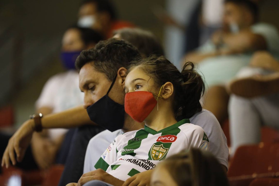 El éxtasis por la victoria del Córdoba Patrimonio en el regreso de la afición a Vista Alegre, en imágenes