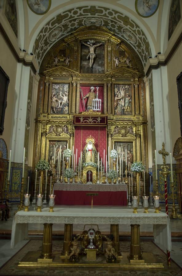 La Soledad de San Lorenzo en el altar mayor de la parroquia