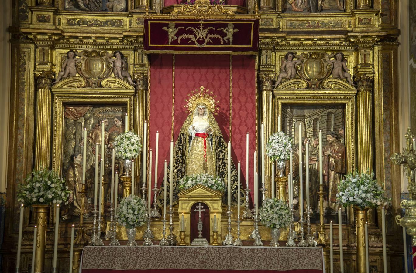 La Soledad de San Lorenzo en el altar mayor de la parroquia