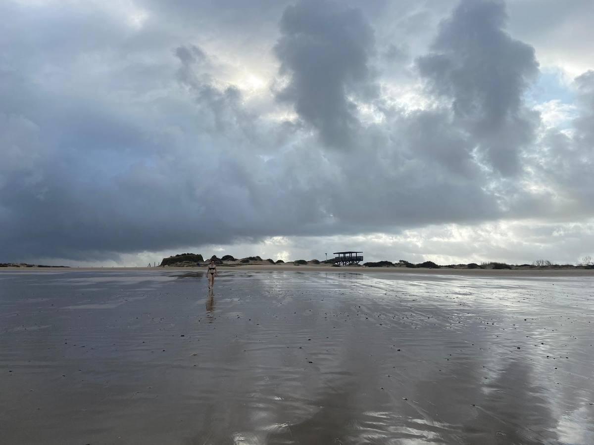 La lluvia deja las playas vacías en pleno mes de septiembre