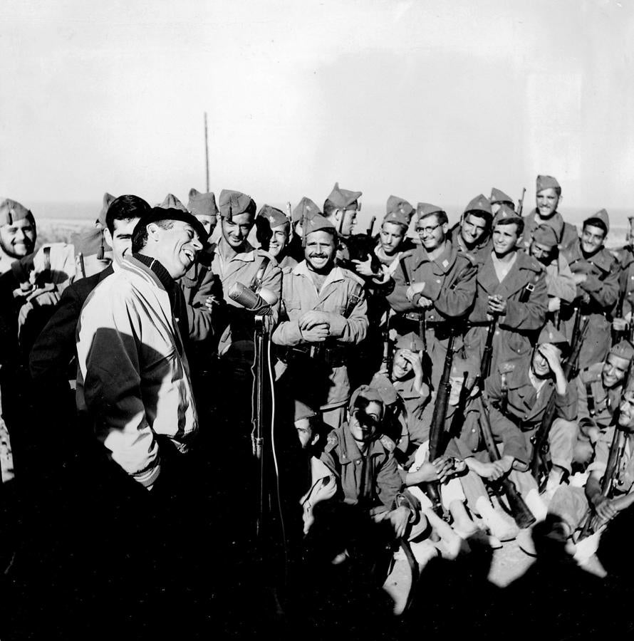 Momentos de regocijo. Gila ante el micrófono. Al fondo, los legionarios le escuchan con evidente regocijo en 1957
