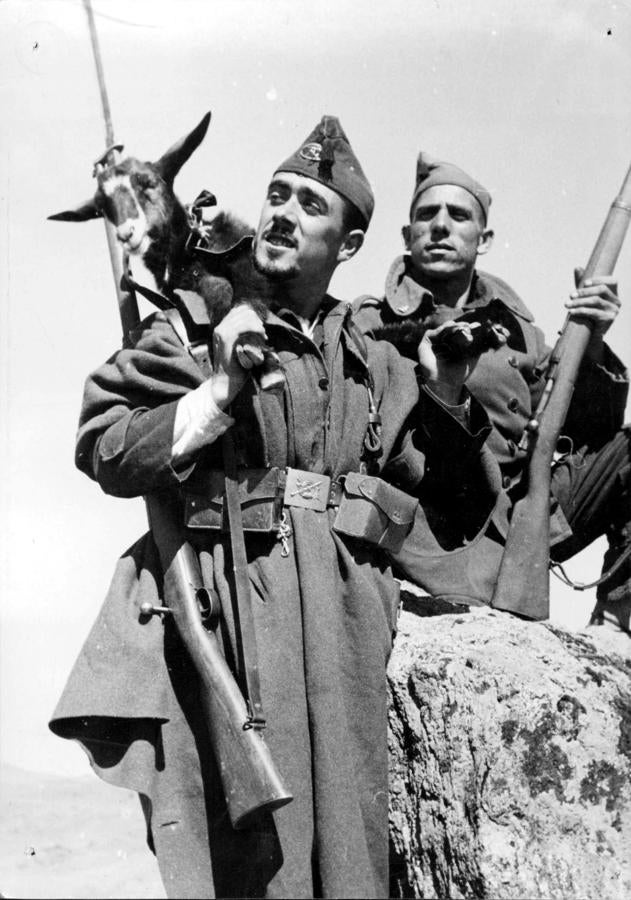 Un siglo de operaciones. Soldados mostrando una cabra cogida en el avance a los legionarios, que la dejaron, con mucho armamento, en su retirada en 1936