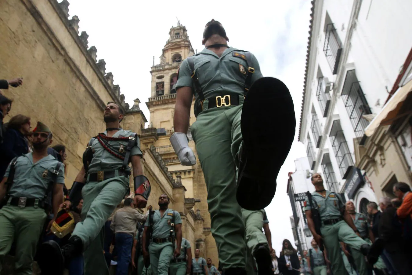 Con su atuendo siempre perfecto. Legionarios del Tercio Gran Capitán, salen de la Mezquita Catedral de Córdoba, durante el viacrucis de La Caridad en 2016