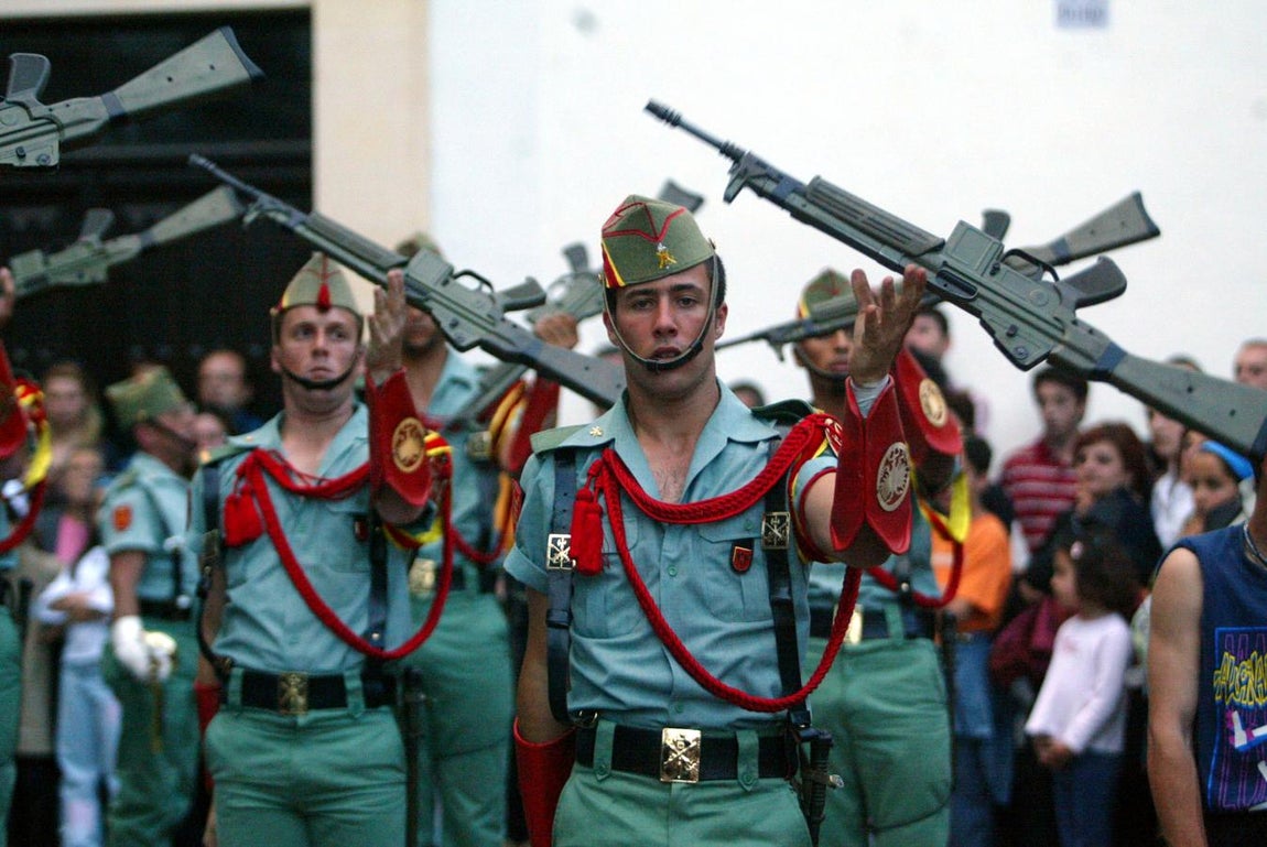 Hermandad. Legionarios posan en la Hermandad del Cristo de la Caridad en Córdoba