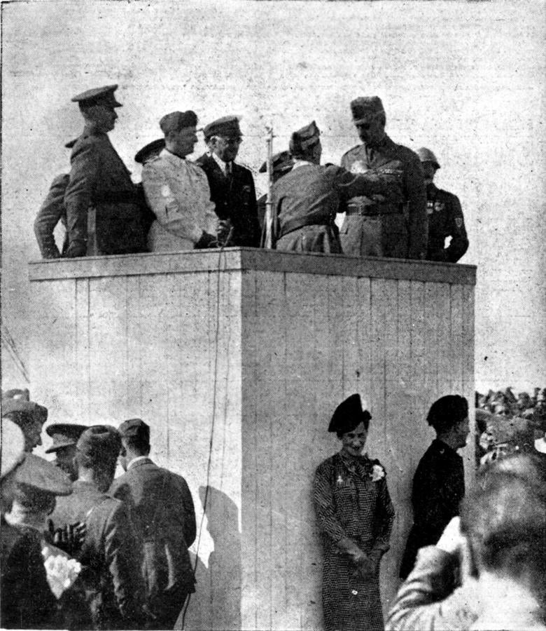 Reconocidos. Momento en el que el general Millán-Astray, fundador de La Legión, coloca en el pecho la insignia de la Legión al general en jefe de tropas legionarias italianas en Cádiz, en 1938