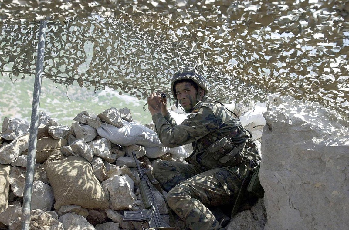Honor y defensor de la patria. Tropas de legionarios en la isla de Perejl, en 2002