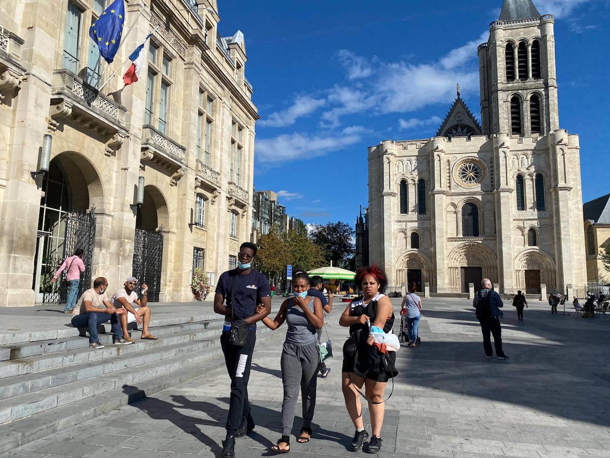 Saint-Denis... corazón histórico de la política francesa: allí están enterrados todos los reyes de Francia, en una basílica que es tan importante como Notre Dame, un monumento gótico... hoy convertida en una de las ciudades más violentas de Francia, con un multiculturalismo de padre y muy señor mío.... 