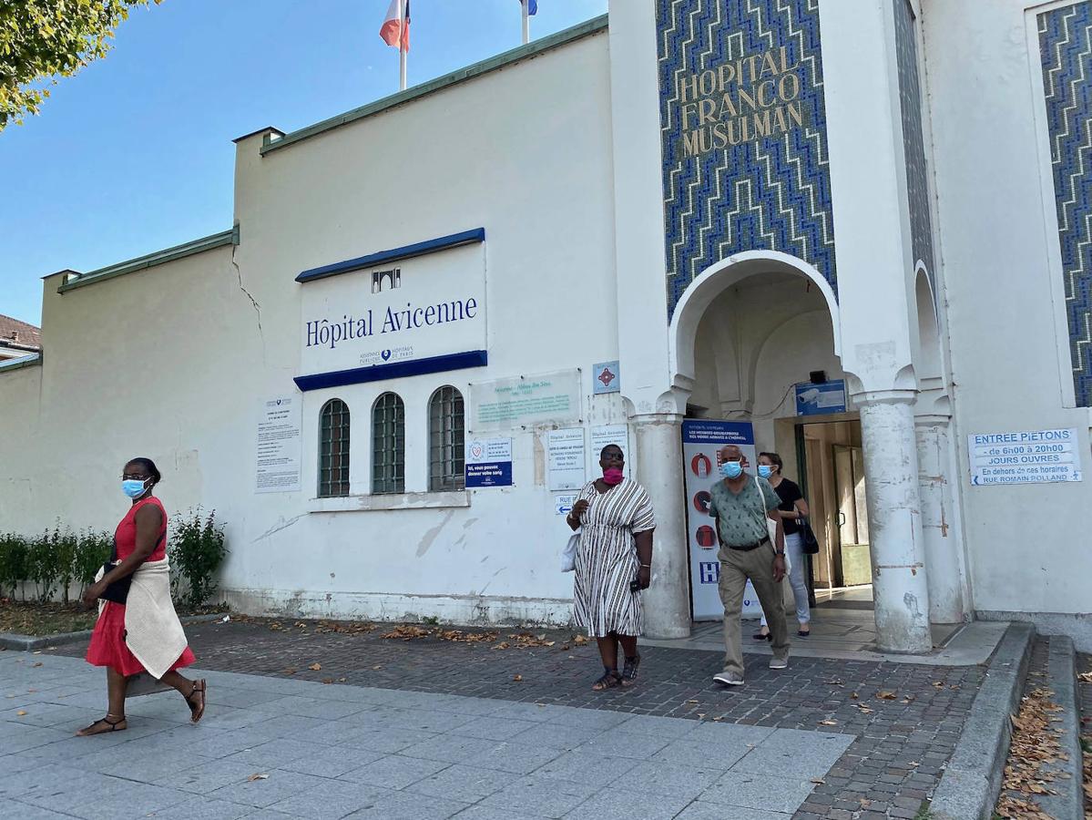 Bobigny ... sede de un hospital ultrasimbólico, el Hospital franco musulmán Avicena (título exacto), construído en 1938, para intentar fomentar la integración musulmana... Bobigny... ciudad muy violenta, con un multiculturalismo con tendencias musulmanas enfrentadas entre integracionistas y no integracionistas... fue uno de los hospitales donde comenzó la pandemia francesa.... 