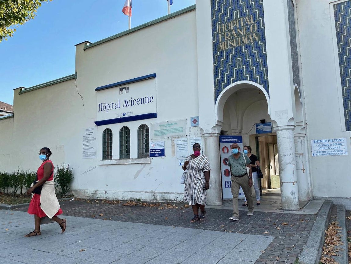 Bobigny ... sede de un hospital ultrasimbólico, el Hospital franco musulmán Avicena (título exacto), construído en 1938, para intentar fomentar la integración musulmana... Bobigny... ciudad muy violenta, con un multiculturalismo con tendencias musulmanas enfrentadas entre integracionistas y no integracionistas... fue uno de los hospitales donde comenzó la pandemia francesa.... 