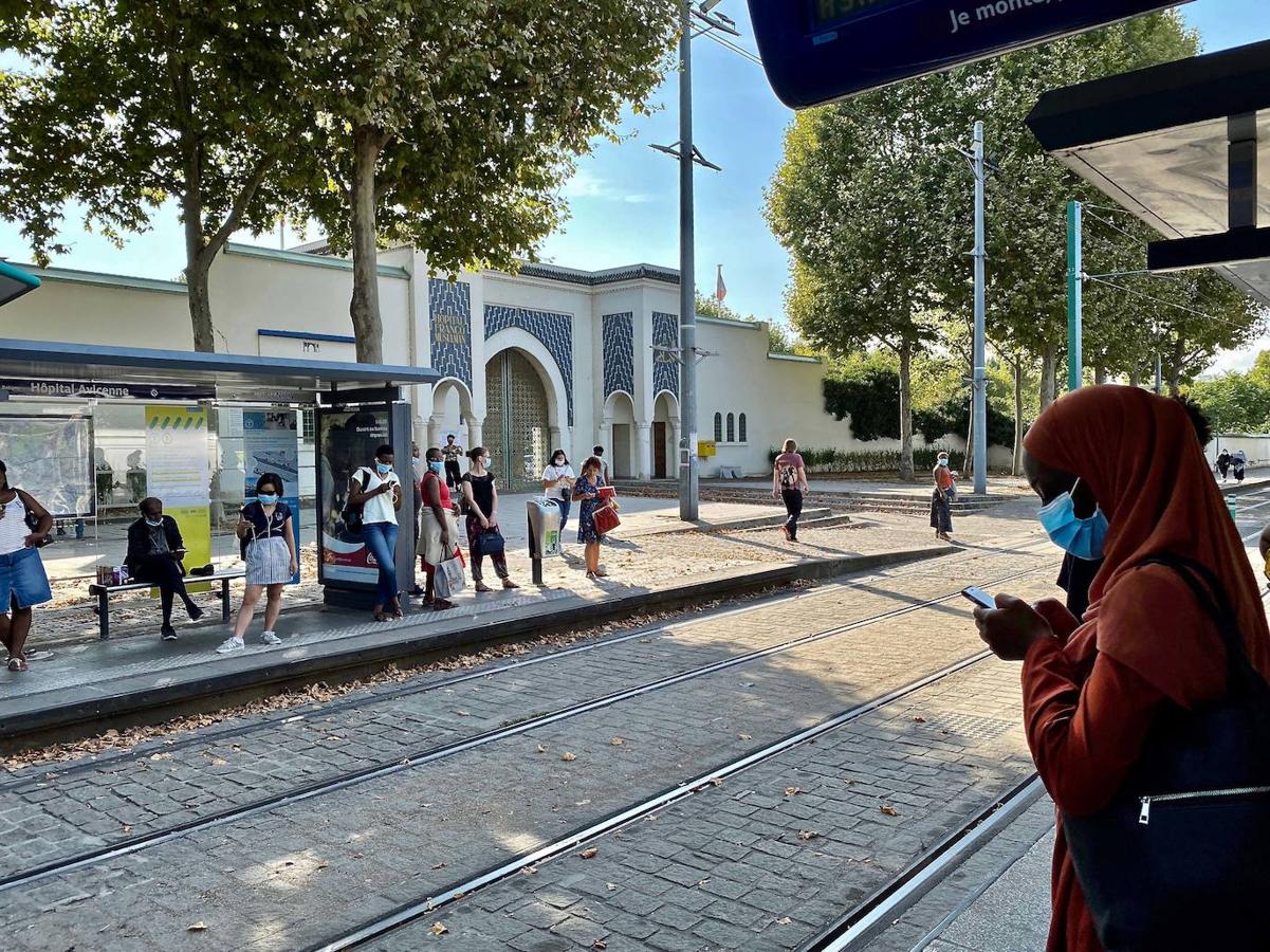 Bobigny ... sede de un hospital ultrasimbólico, el Hospital franco musulmán Avicena (título exacto), construído en 1938, para intentar fomentar la integración musulmana... Bobigny... ciudad muy violenta, con un multiculturalismo con tendencias musulmanas enfrentadas entre integracionistas y no integracionistas... fue uno de los hospitales donde comenzó la pandemia francesa.... 