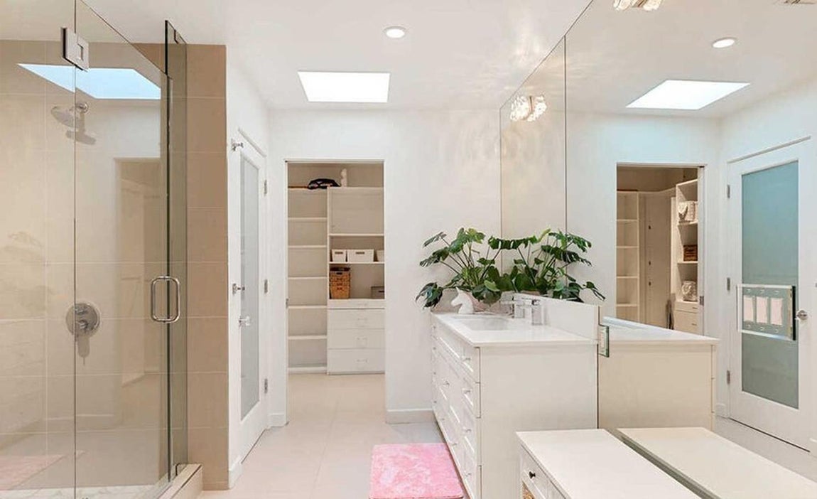 La mansión en venta de Elsa Pataky y Chris Hemsworth. Como se ve en la imagen, los demás baños incluyen varios tocadores, bañera, ducha de vapor y una gran cantidad de espejos.