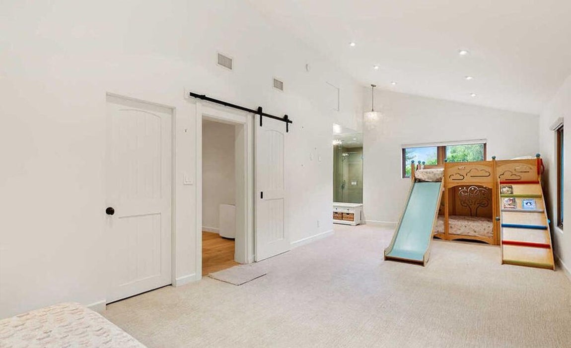 La mansión en venta de Elsa Pataky y Chris Hemsworth. No podía faltar una sala de juegos para los tres hijos de la pareja, que comunica además con uno de los dormitorios.