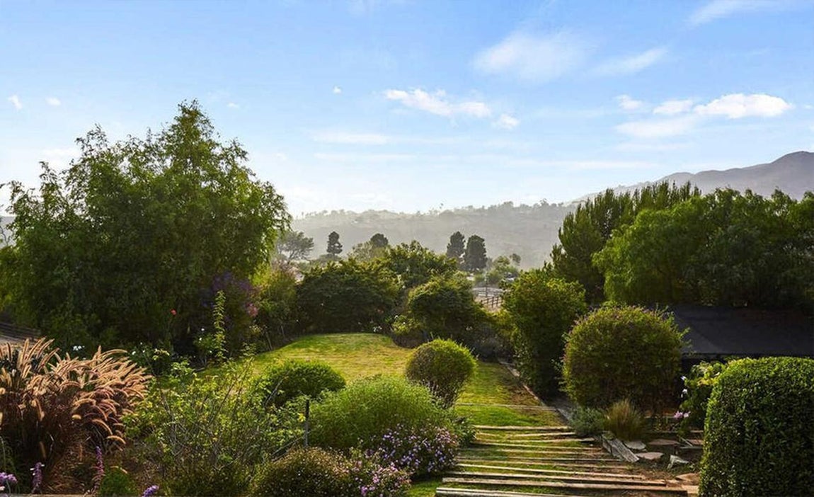 La mansión en venta de Elsa Pataky y Chris Hemsworth. Sin embargo, antes de que eso sucediese, en 2016, el actor compró junto a sus hermanos Liam y Luke una majestuosa mansión en Malibú por un precio de 3,5 millones de euros y que ahora han decidido vender por 5. El motivo del aumento del precio no es otro que las mejoras que durante estos años han llevado a cabo que la han hecho todavía más apetecible.