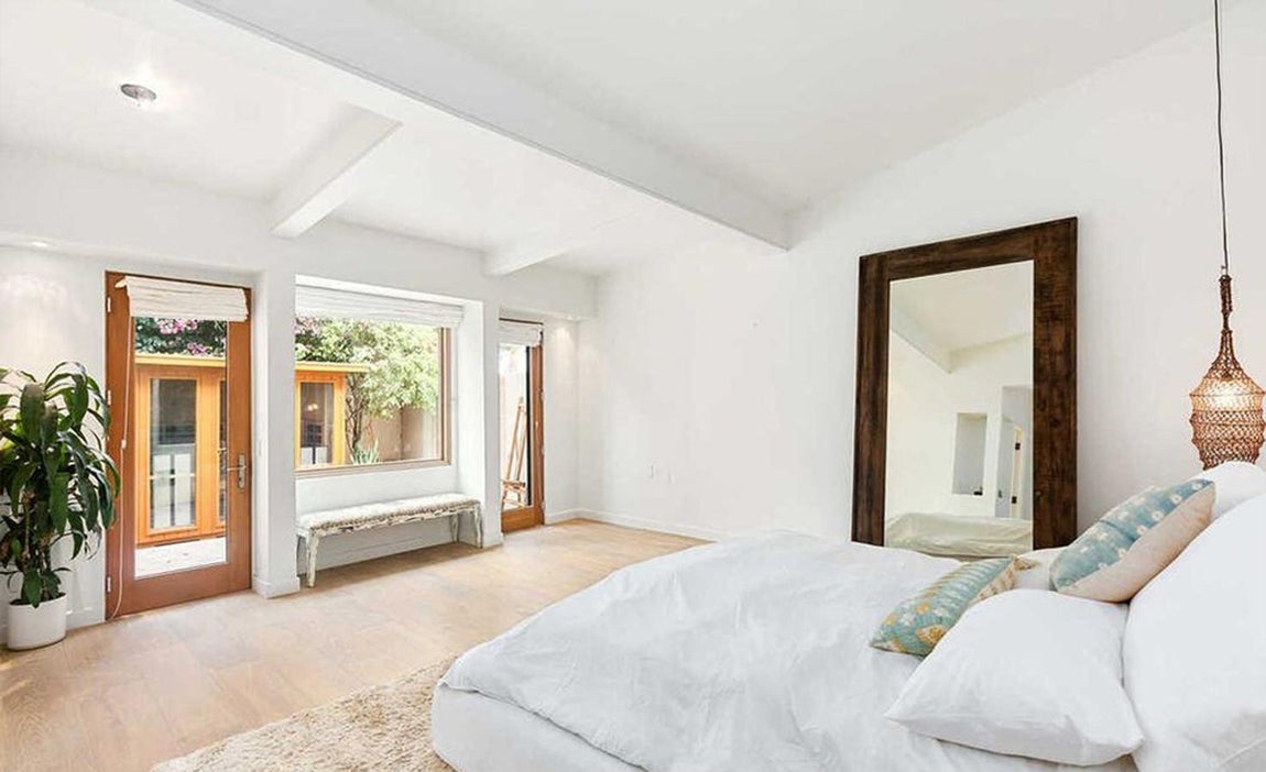 La mansión en venta de Elsa Pataky y Chris Hemsworth. La residencia cuenta con 4 dormitorios de tipo suite de gran tamaño que incluyen baño y un pequeño vestidor. Todos ellos desprenden paz y serenidad gracias a los sencillos muebles y colores elegidos.