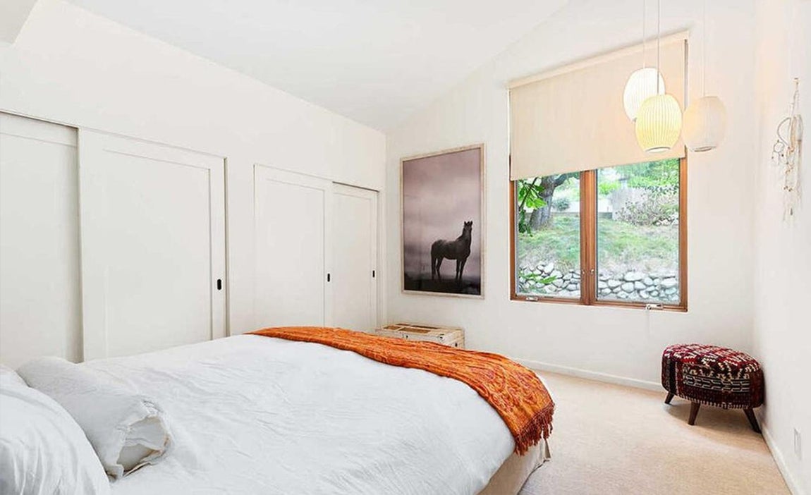 La mansión en venta de Elsa Pataky y Chris Hemsworth. El resto de los dormitorios, aunque más pequeños, siguen irradiando esa aura de paz con una decoración bastante similar. Los techos altos hacen que se vean más grandes y luminosos.