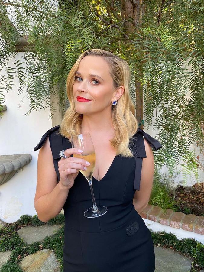 Reese Witherspoon celebró la gran noche en su casa con una copa y luciendo un vestido negro de escote en V de Louis Vuitton, como así mostró a través de sus redes sociales. 